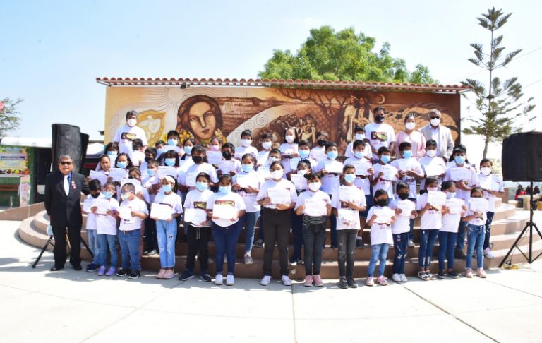 Niños y niñas exponen su arte en Sullana
