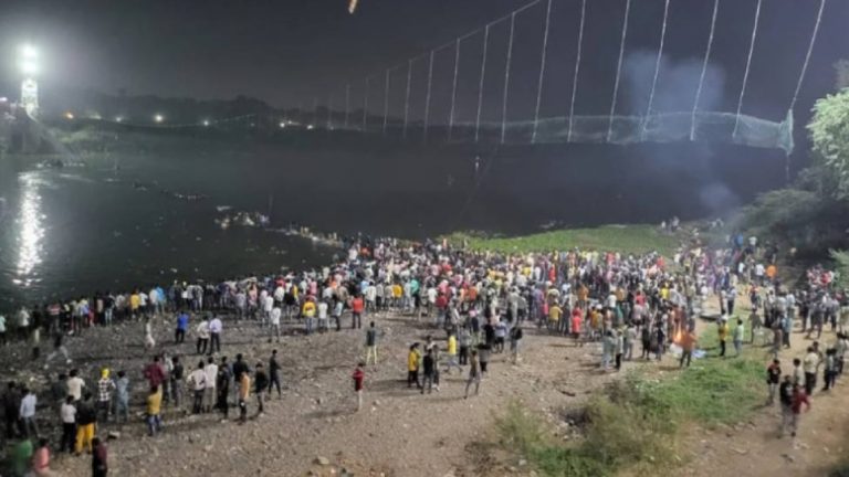 Accidente en India deja al menos 137 muertos