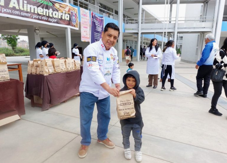 Regalaron más de 6 mil panes a personas vulnerables producidos por escolares capacitados por Aspan
