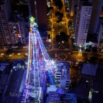 Tradicional árbol de navidad de Latina Televisión encendió sus luces e iluminó toda la ciudad de Lima