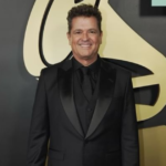 Carlos Vives recibe premio a “Persona del Año” en los Latin Grammy y es homenajeado por grandes artistas