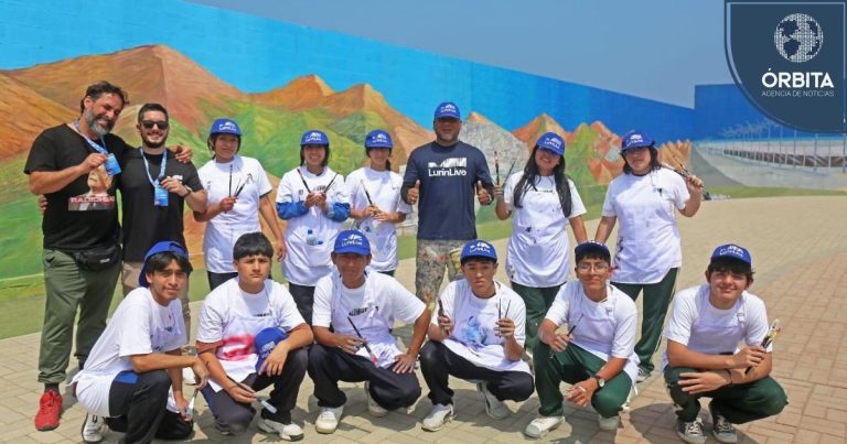 Niños de Lurín pintan uno de los murales temáticos más grandes del Perú