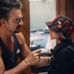Ricardo Arjona cumple el sueño de un niño guatemalteco y lo convierte en su productor por un día