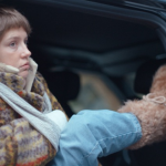 MUBI: llega a la plataforma The Piano Accident, la imperdible comedia negra francesa sobre la obsesión con las redes sociales